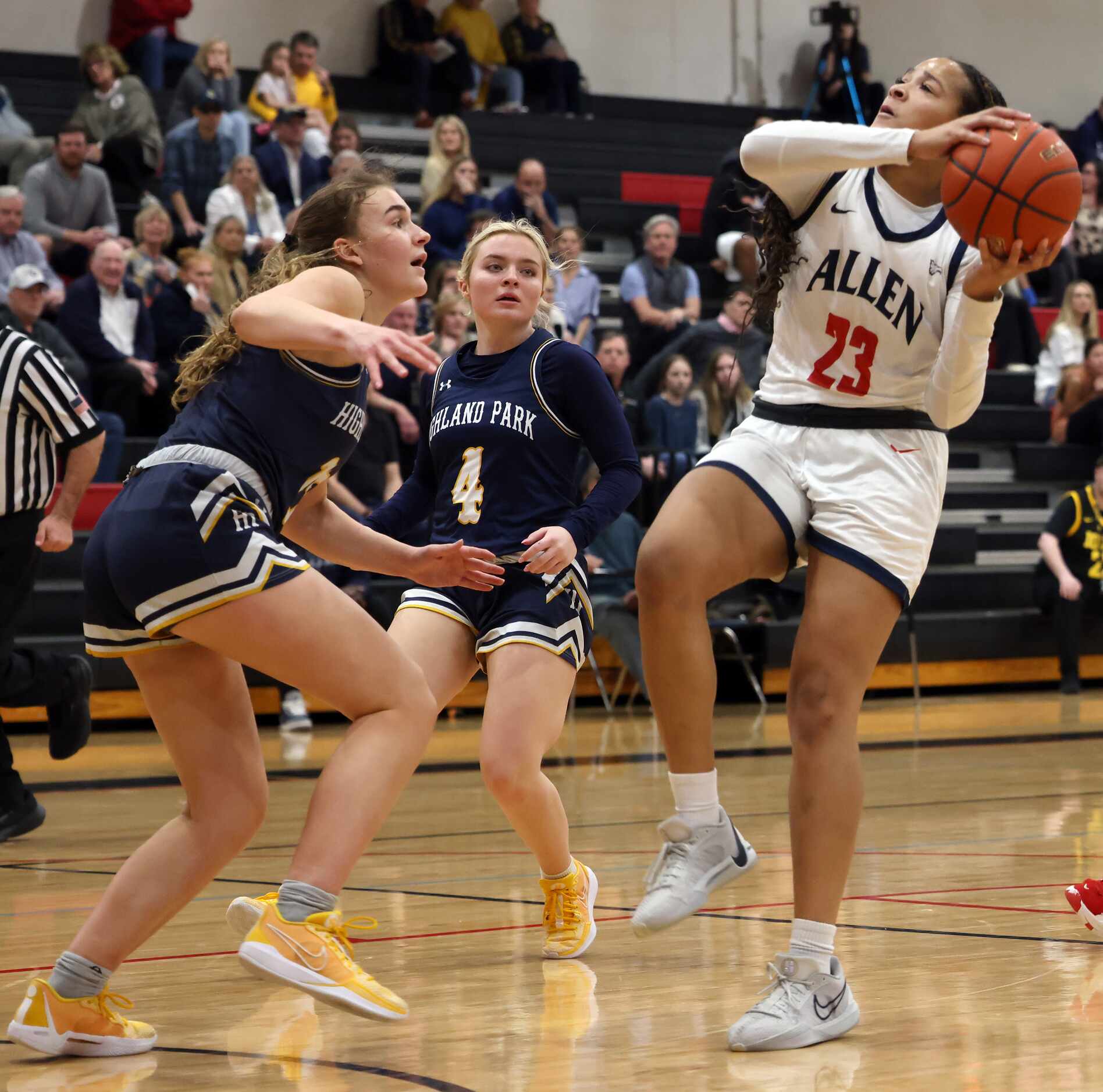 Allen's Aryn Roberts (23) pulls up to shoot against the defense of Highland Park guards Ali...
