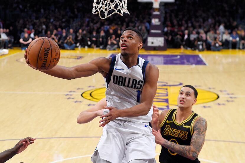 Dallas Mavericks guard Dennis Smith Jr., left, shoots as Los Angeles Lakers forward Kyle...