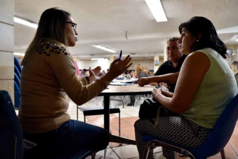 Verónica Reyes, represenante de Proyecto Inmigrante asesora a fieles de la iglesia del...