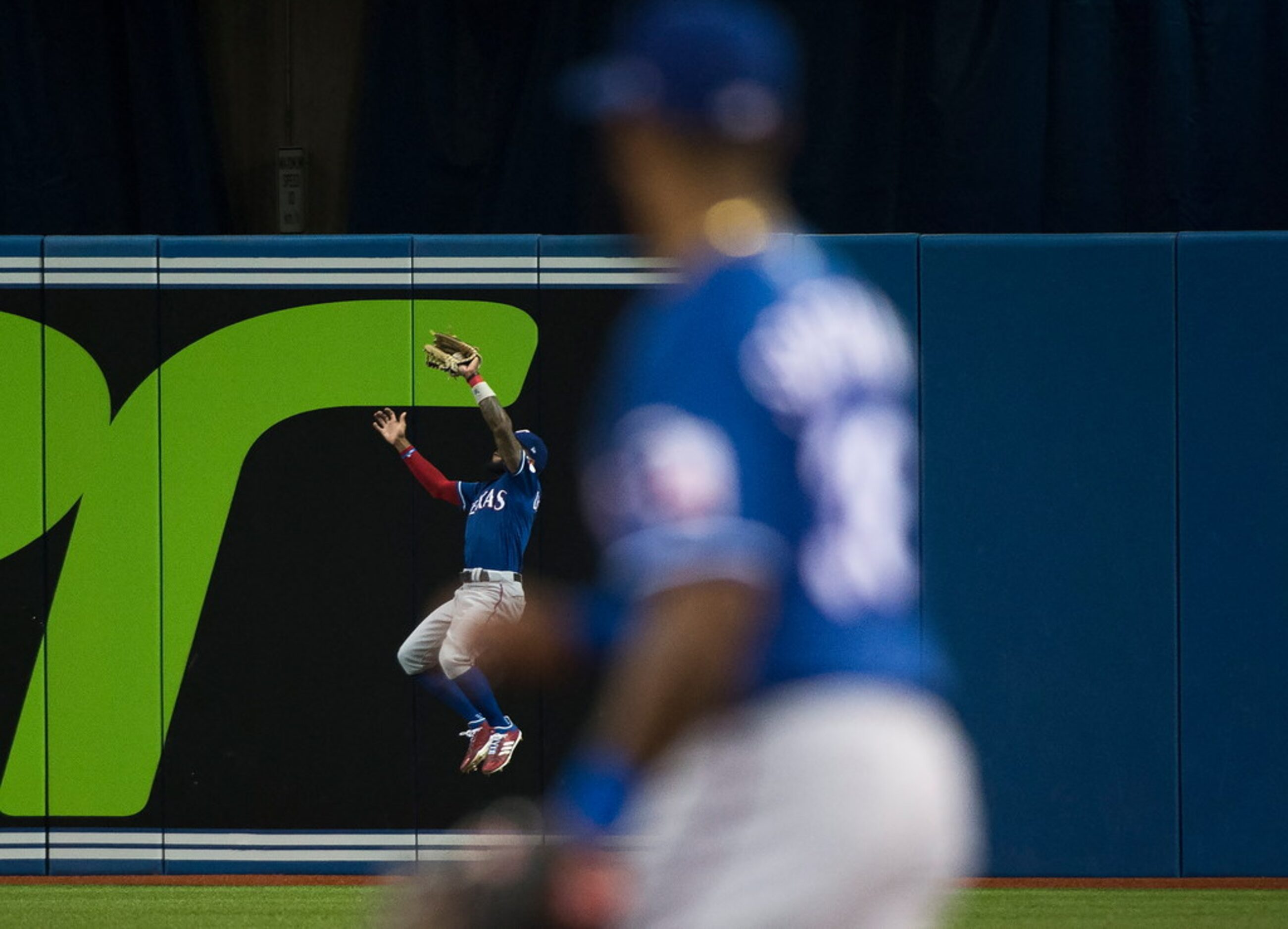 Texas Rangers centre fielder Delino DeShields (3) makes the catch on a ball hit by Toronto...