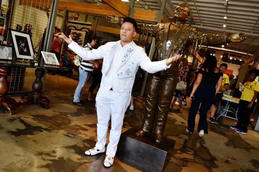 Francisco Mendoza, de 23 años, originario de Guanajuato, posa junto a una estatua de Juan...