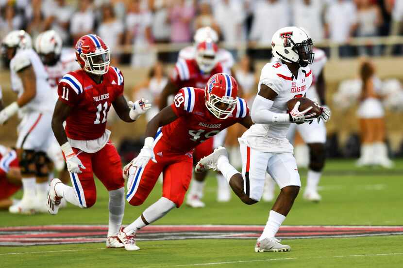 LUBBOCK, TX - SEPTEMBER 17: Wide receiver Jonathan Giles #9 of the Texas Tech Red Raiders...