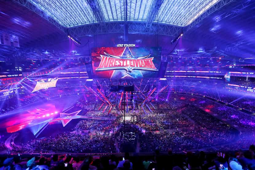 Una multitud récord de 101,763 fanáticos se impuso en WrestleMania 32, en el AT&T Stadium de...