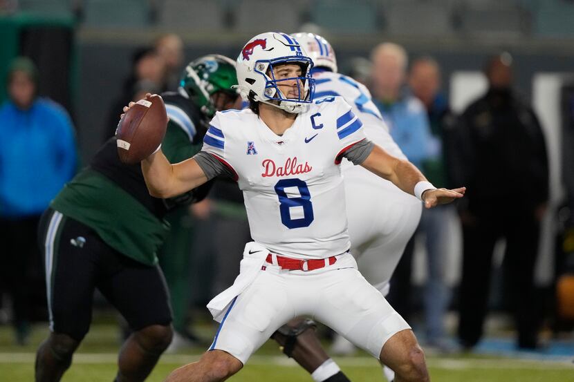 Southern Methodist quarterback Tanner Mordecai (8) passes during the second half of an NCAA...