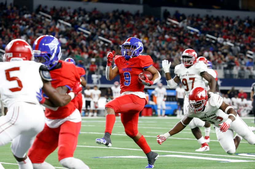 Duncanville's runningback Trysten Smith (9) runs the ball in for a touchdown in the first...