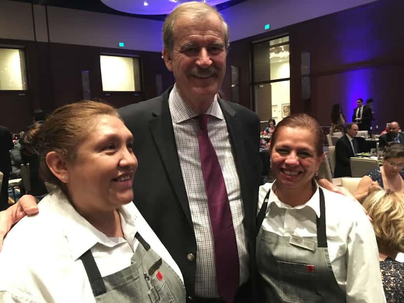 Flor Ochoa y Carmen Zamarrita, dos empleadas del hotel donde se llevo acabo la premiación de...