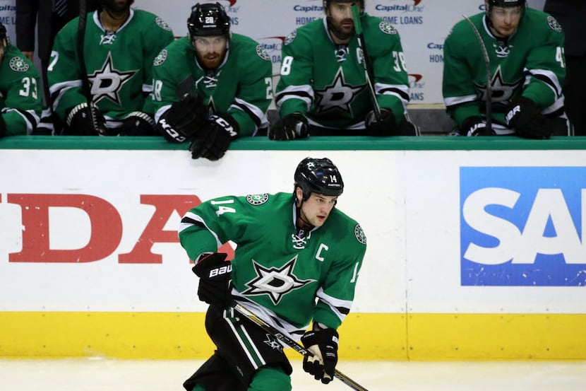 Dallas Stars left wing Jamie Benn (14) takes control of the puck as he moves into Minnesota...