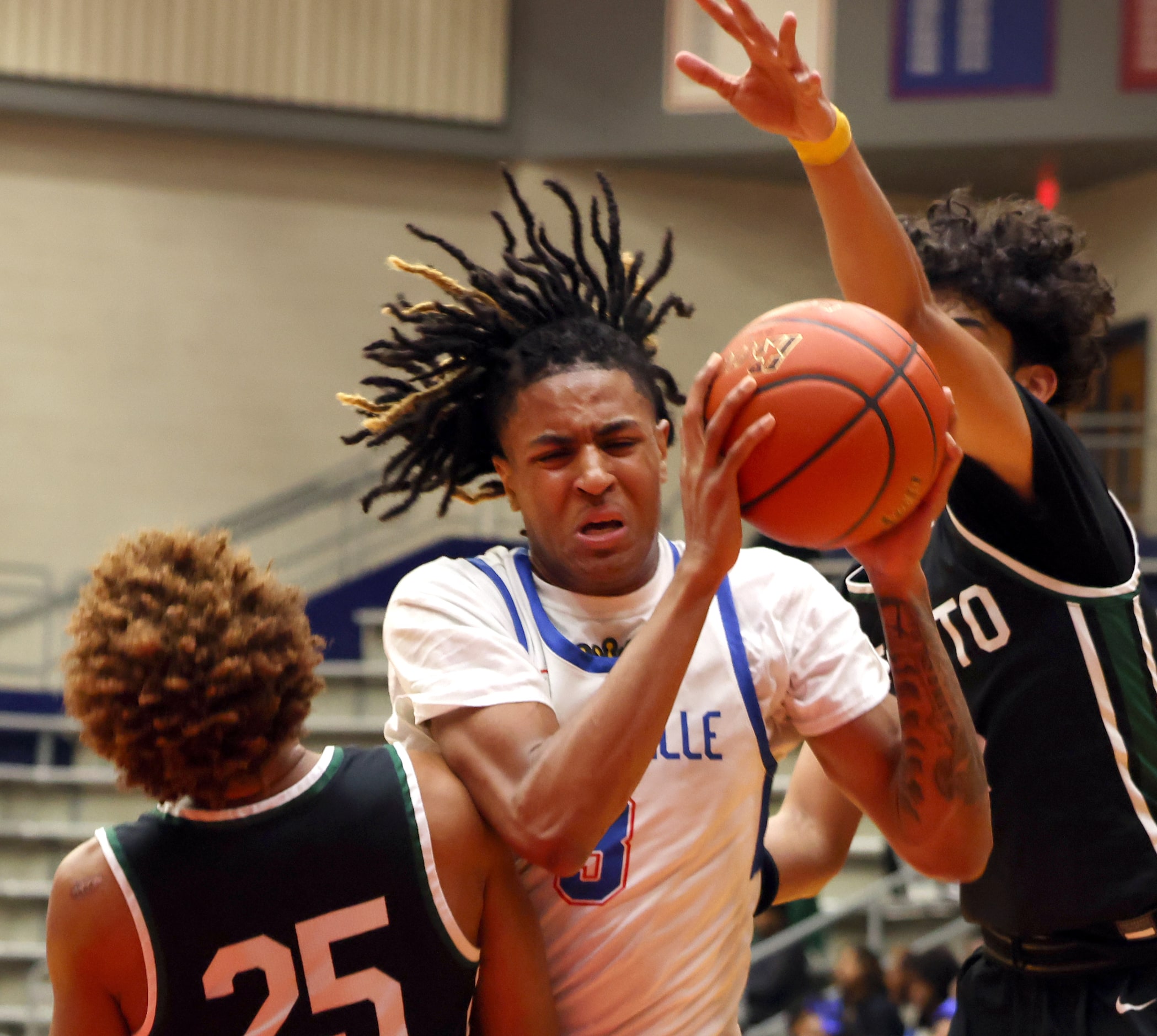 Duncanville's Brandon Davis (3) squeezes between the defense of DeSoto guards Shelton...