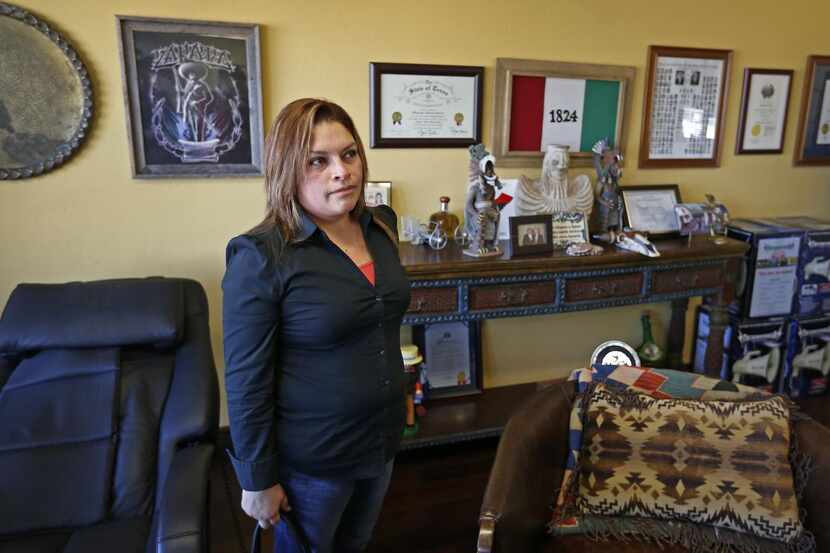 Arcelia Cruz, viuda de Oscar Esparza, quien murió en el incencio de Thanksgiving Tower hace...