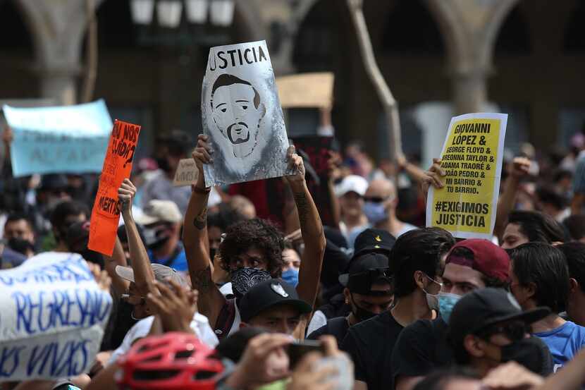 Una de las protestas en Guadalajara, México, luego de la detención, tortura y ejecución de...
