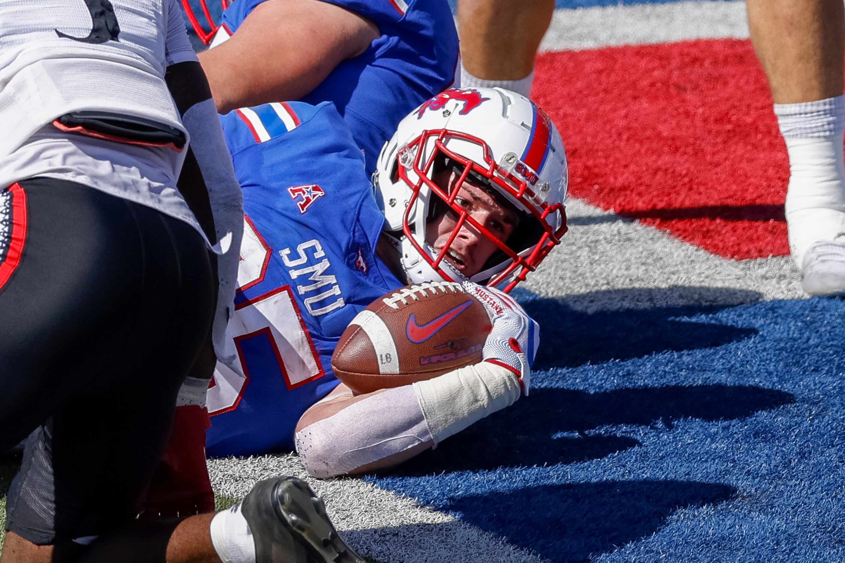 SMU running back TJ McDaniel (25) looks to an official to confirm his touchdown during the...