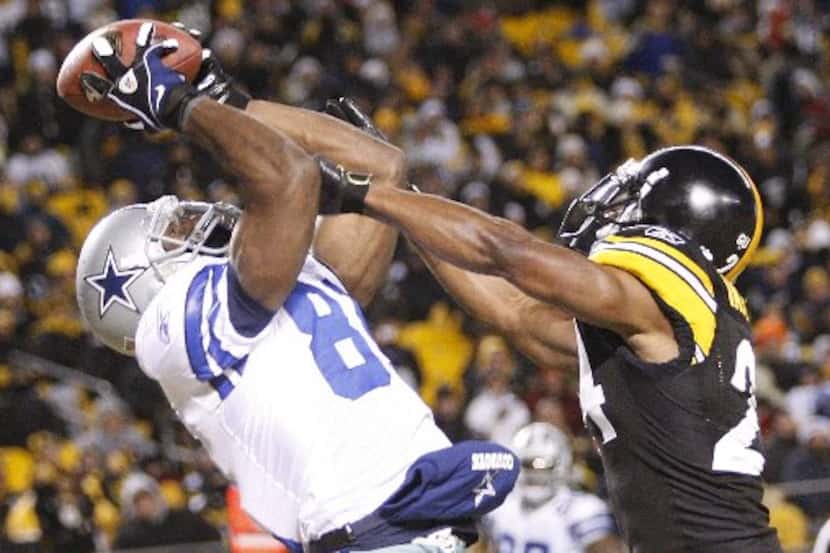 ORG XMIT: *S0425086959* Terrell Owens pulls in a pass in front of Ike Taylor for his team's...