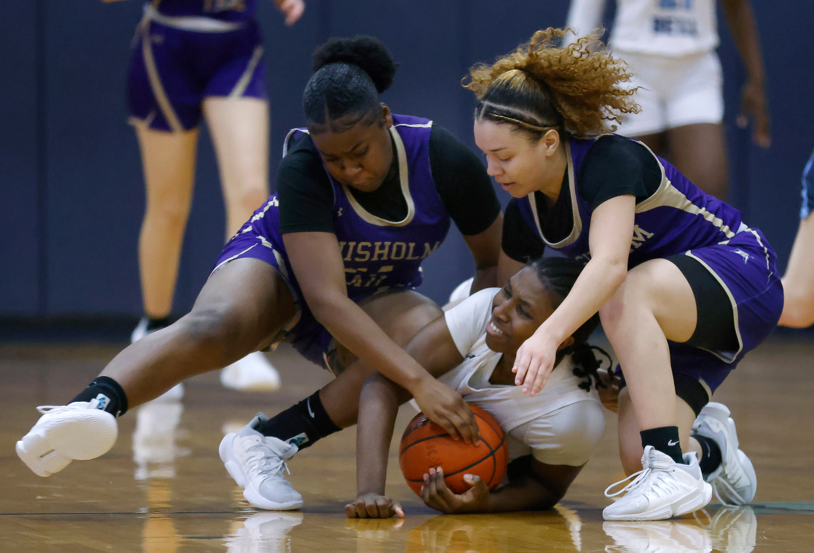 Hurst L.D. Bell’s Jaida James (30) goes to the floor for a loose ball as Saginaw Chisholm...