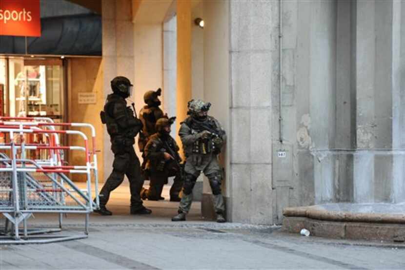 Policías fuertemente armados se parapetan en la plaza Karlsplatz (Stachus), en Munich,...
