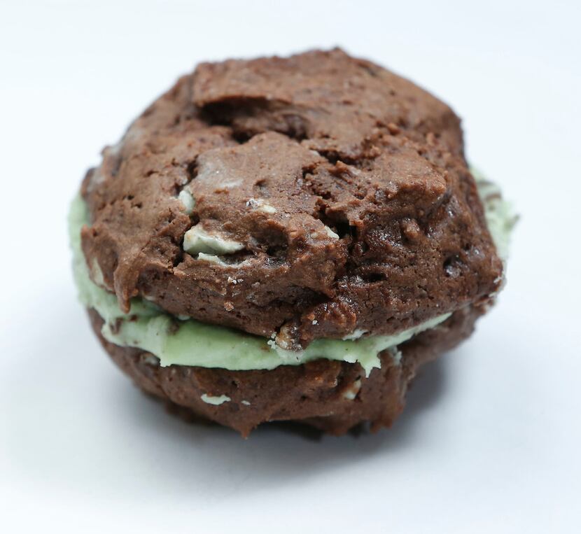 Double Mint Chocolate Chip Sandwiches 