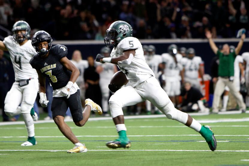 Kennedale running back Jaden Knowles (5) sprints into the end zone past the defense of...