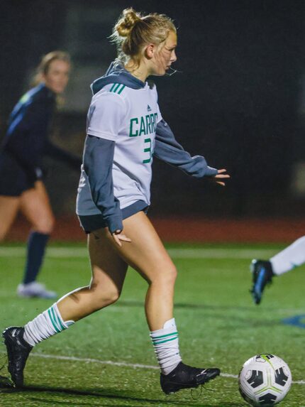 Southlake Carroll High School sophomore midfielder Hannah Jordan (34) looks for an open...