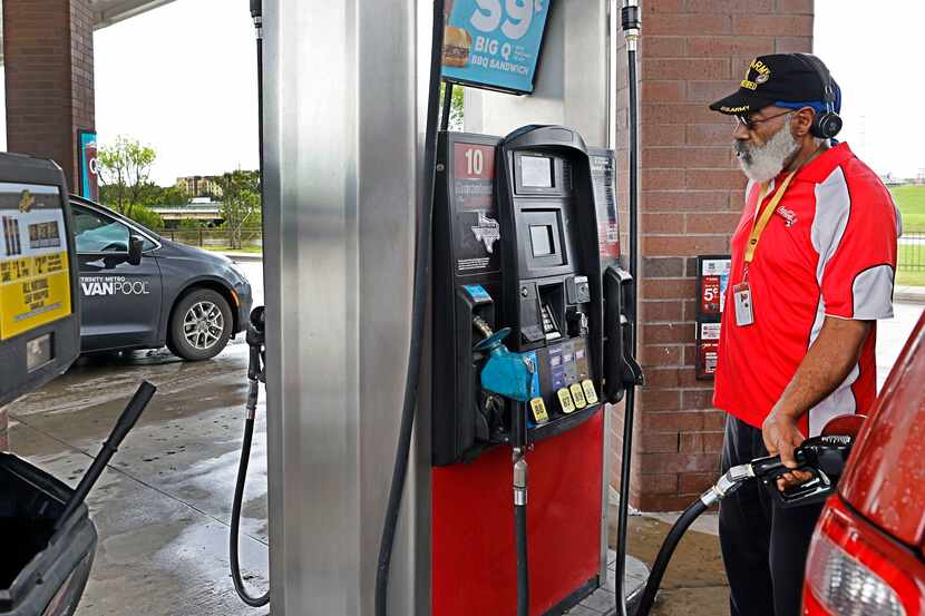 Larry Gardner de Dallas carga gasolina en una estación QuikTrip en West Scyene Road, el 10...