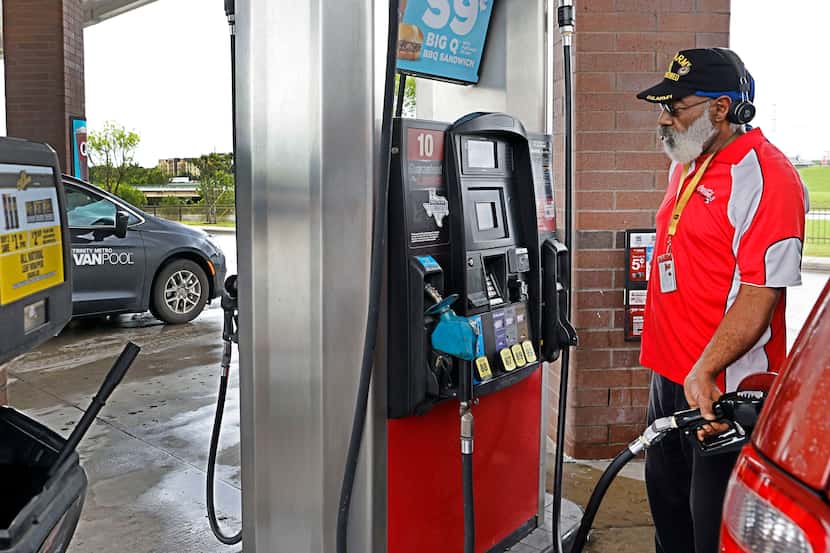 Larry Gardner de Dallas carga gasolina en una estación QuikTrip en West Scyene Road, el 10...