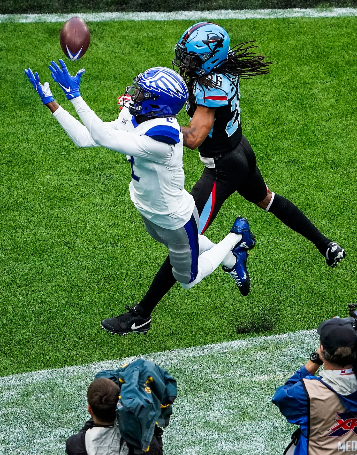 St. Louis Battlehawks wide receiver L'Damian Washington (2) canÕt make the catch on an extra...