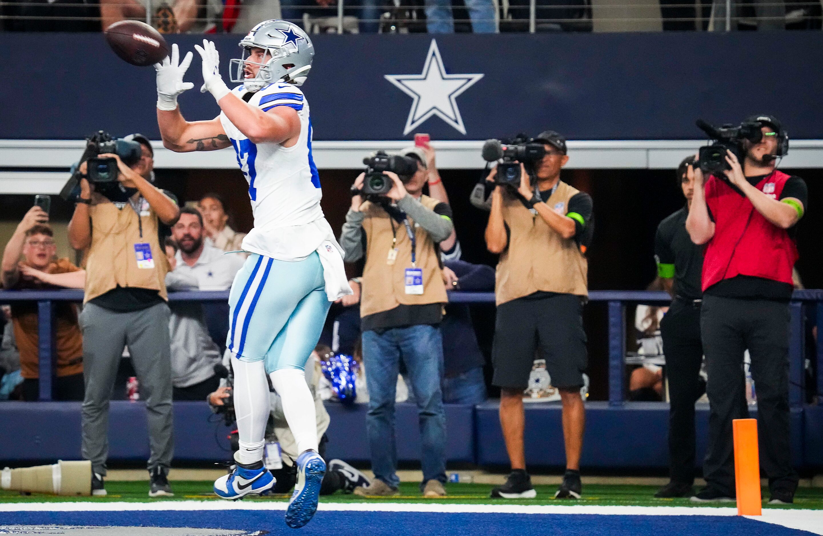 Dallas Cowboys tight end Jake Ferguson (87) catches a 1-yard touchdown pass from quarterback...