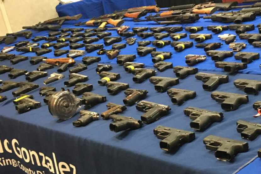 Armas confiscadas por las autoridades en una operación en Brooklyn, Nueva York.