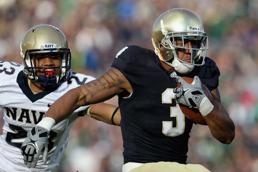 Michael Floyd #3 of the Notre Dame Fighting Irish runs in front of Chris Ferguson #23 of the...