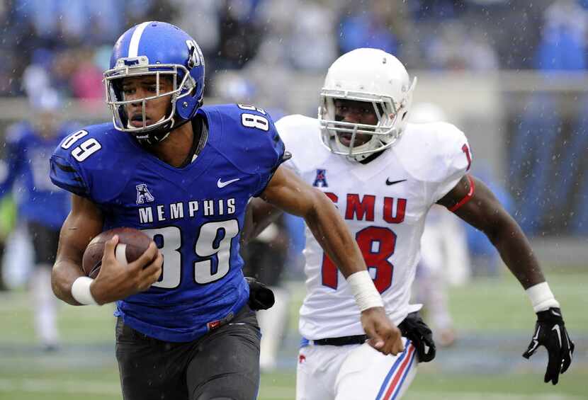 Nov 28, 2015; Memphis, TN, USA; Memphis Tigers wide receiver Phil Mayhue (89) carries the...