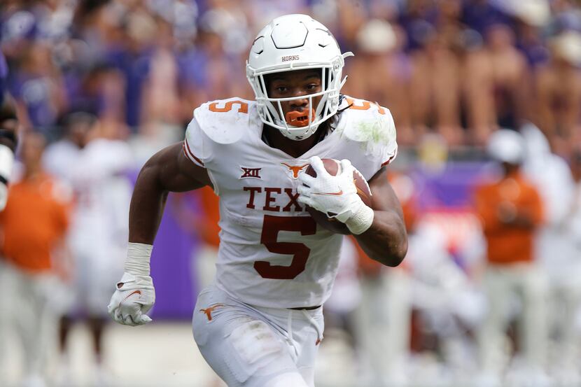 Texas Longhorns running back Bijan Robinson (5) carries the ball for a first down during the...