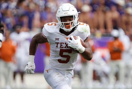 Texas Longhorns running back Bijan Robinson (5) carries the ball for a first down during the...