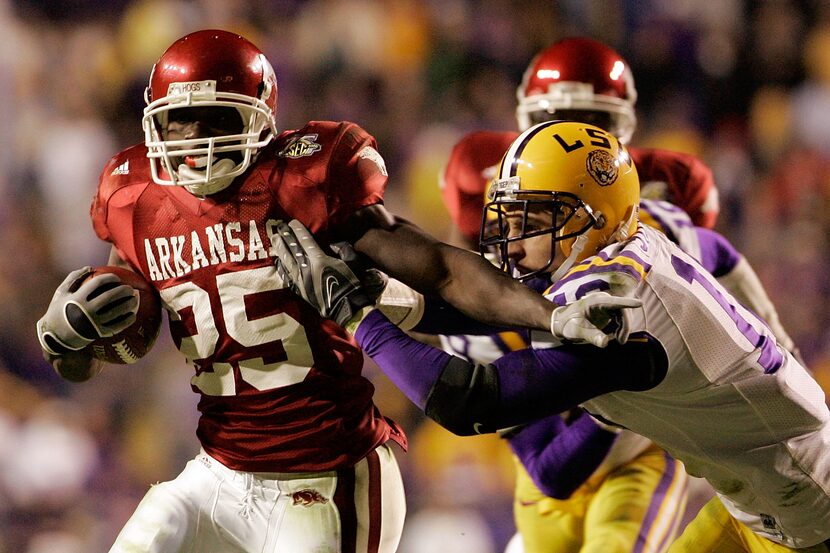 BATON ROUGE, LA - NOVEMBER 23:  Felix Jones #25 of the Arkansas Razorbacks avoids a tackle...