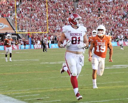 FILE - Oklahoma tight end Mark Andrews (81) runs past Texas defensive back Brandon Jones...