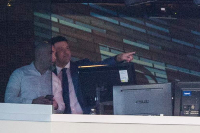 Broadcaster and former Dallas Cowboys quarterback Tony Romo points to a sign in the stadium...