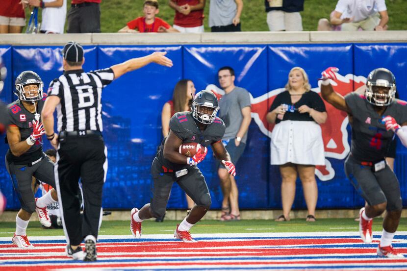 Southern Methodist Mustangs linebacker Kyran Mitchell (11) picks up a fumbled ball in the...