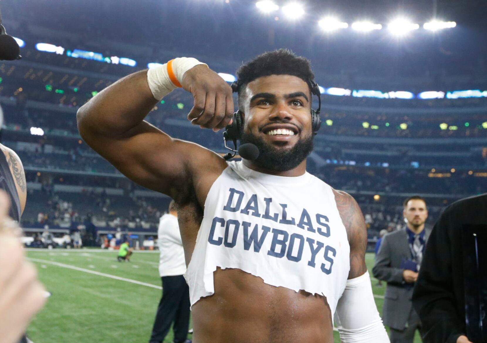 Cowboys 'Feed Zeke,' capitalize on mistakes to beat Redskins