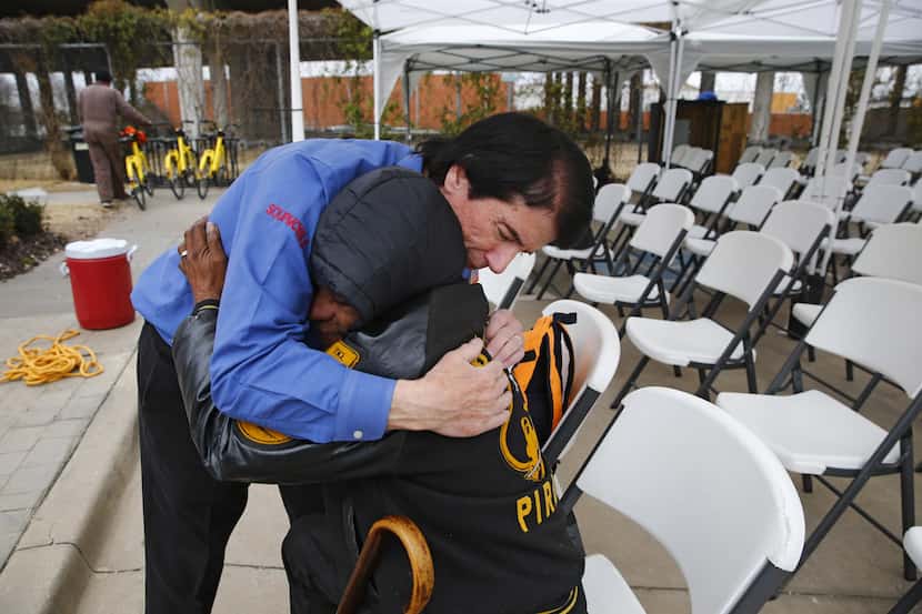 El pastor David Timothy abraza a Daniel Rodríguez en la iglesia SoupMobile Church. NATHAN...