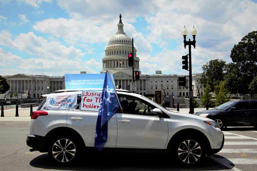 Beneficiarios del TPS de varias ciudades del país hicieron una caravana en Washington para...