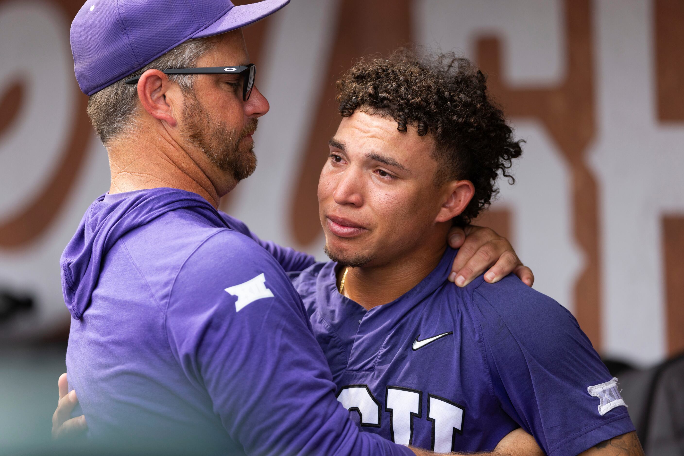 Florida locks up spot in the College World Series finals with a 3