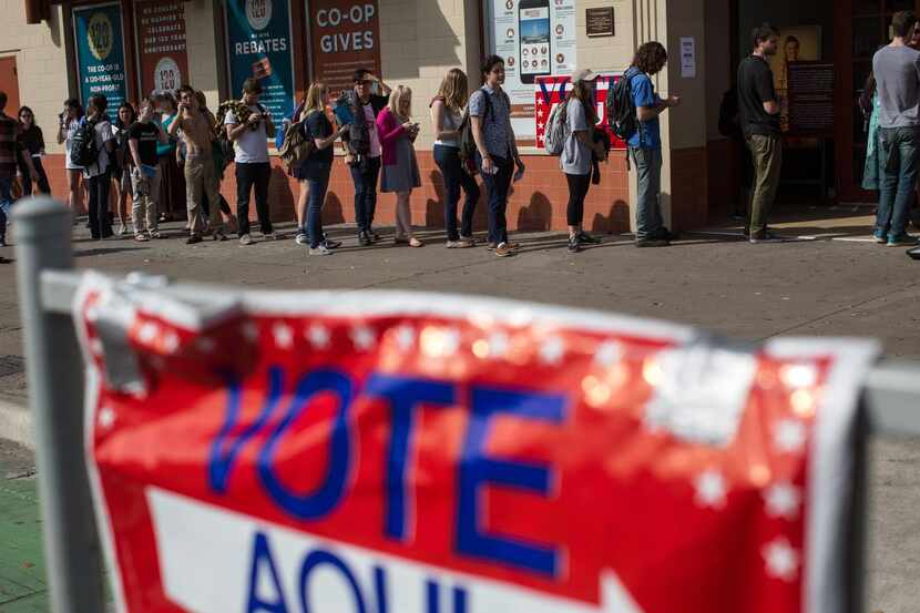 Un grupo de votantes hace fila para votar en Austin. (AP/TAMIR KALIFA)

