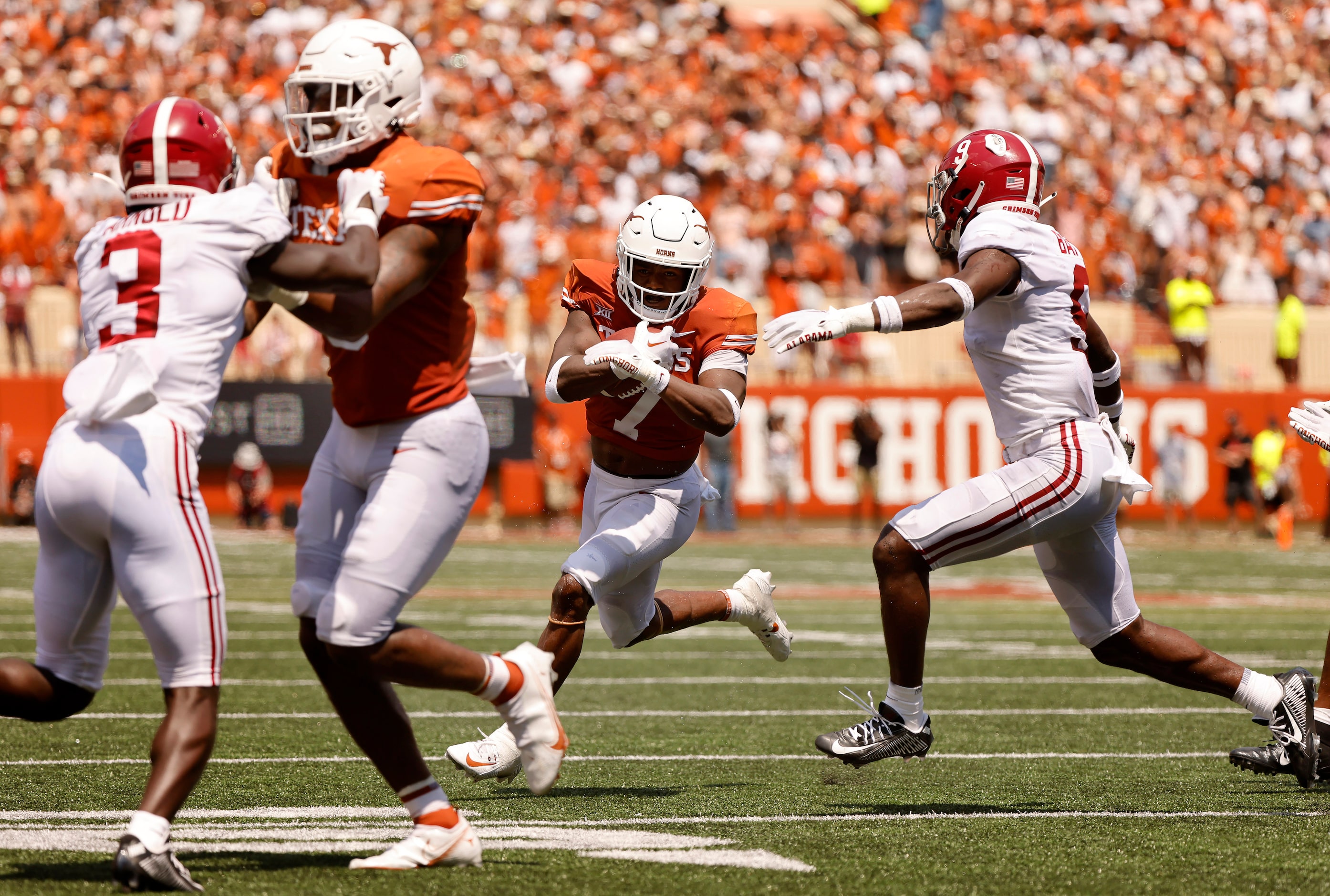 Texas Longhorns running back Keilan Robinson (7) carries the ball against Alabama Crimson...