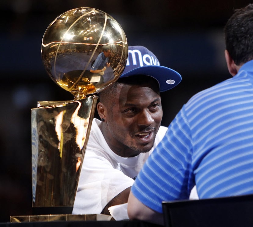 Dallas Mavericks shooting guard DeShawn Stevenson (92) answers questions from Chuck...