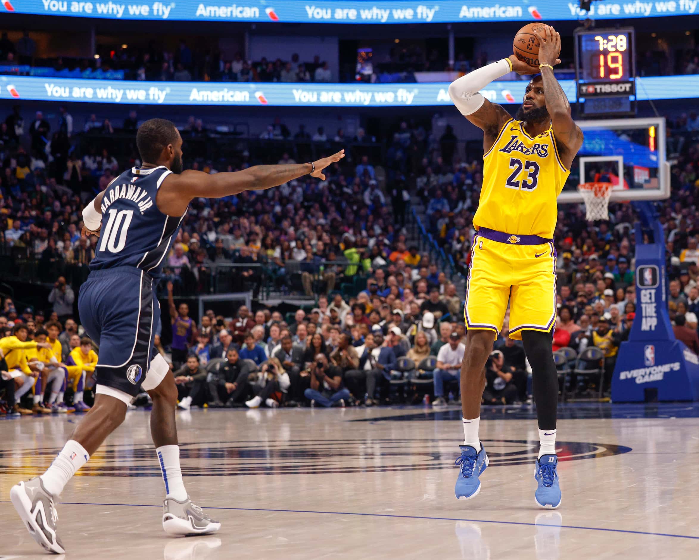 Los Angeles Lakers forward LeBron James (23) shoots the ball against a defending Dallas...