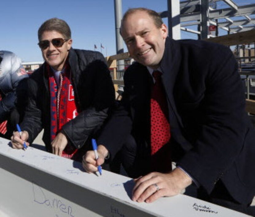 Clark Hunt y Dan Hunt. Foto DMN