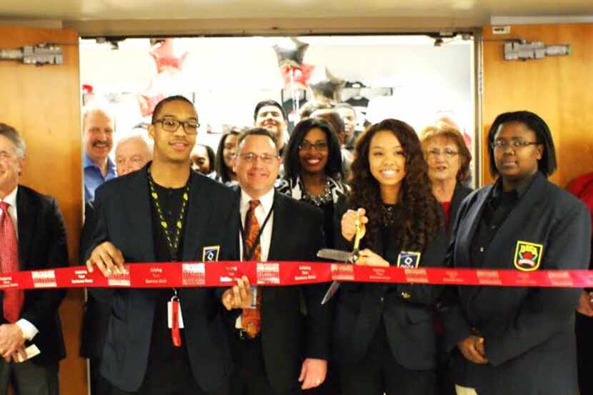  The Irving Chamber held a ribbon cutting for the CardinalÂ Claw store.