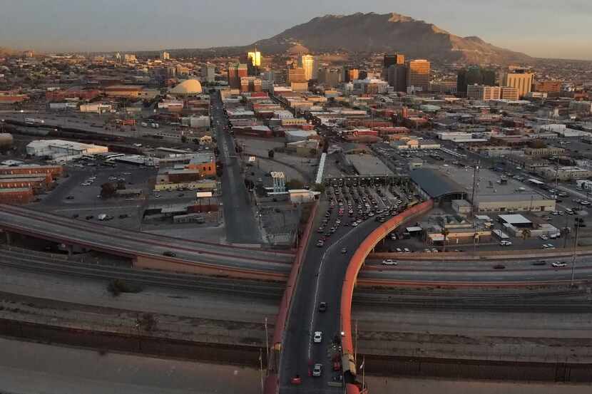 En esta imagen de archivo del 8 de noviembre de 2021, se ven vehículos en fila en el Puente...