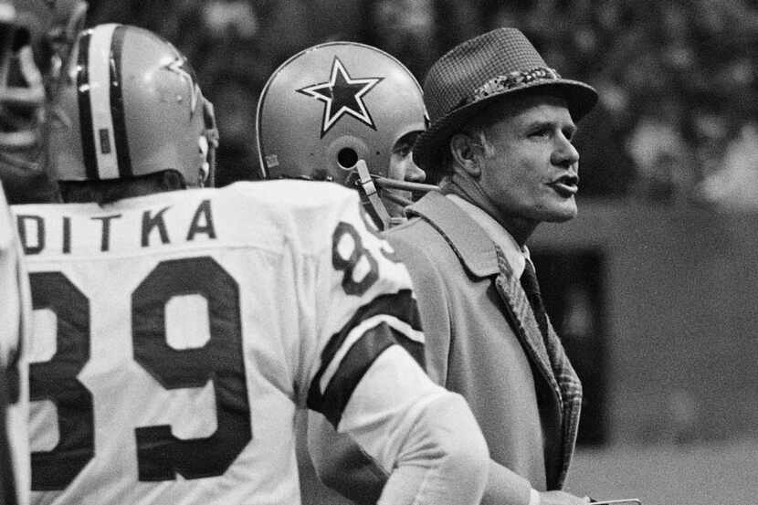 ORG XMIT: APHS124137 Dallas Cowboys' coach Tom Landry, left, standing quarterback Craig...