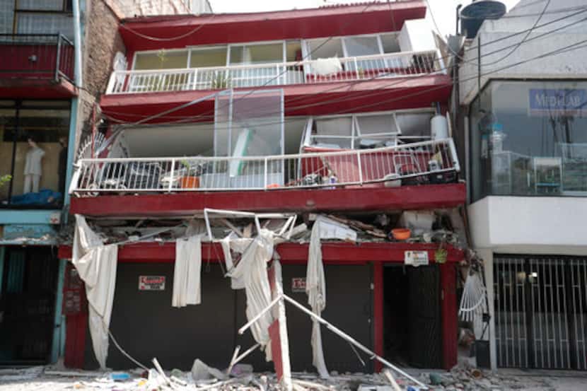 
				Restos de un edificio dañado después de un terremoto en el barrio Narvarte de la Ciudad...