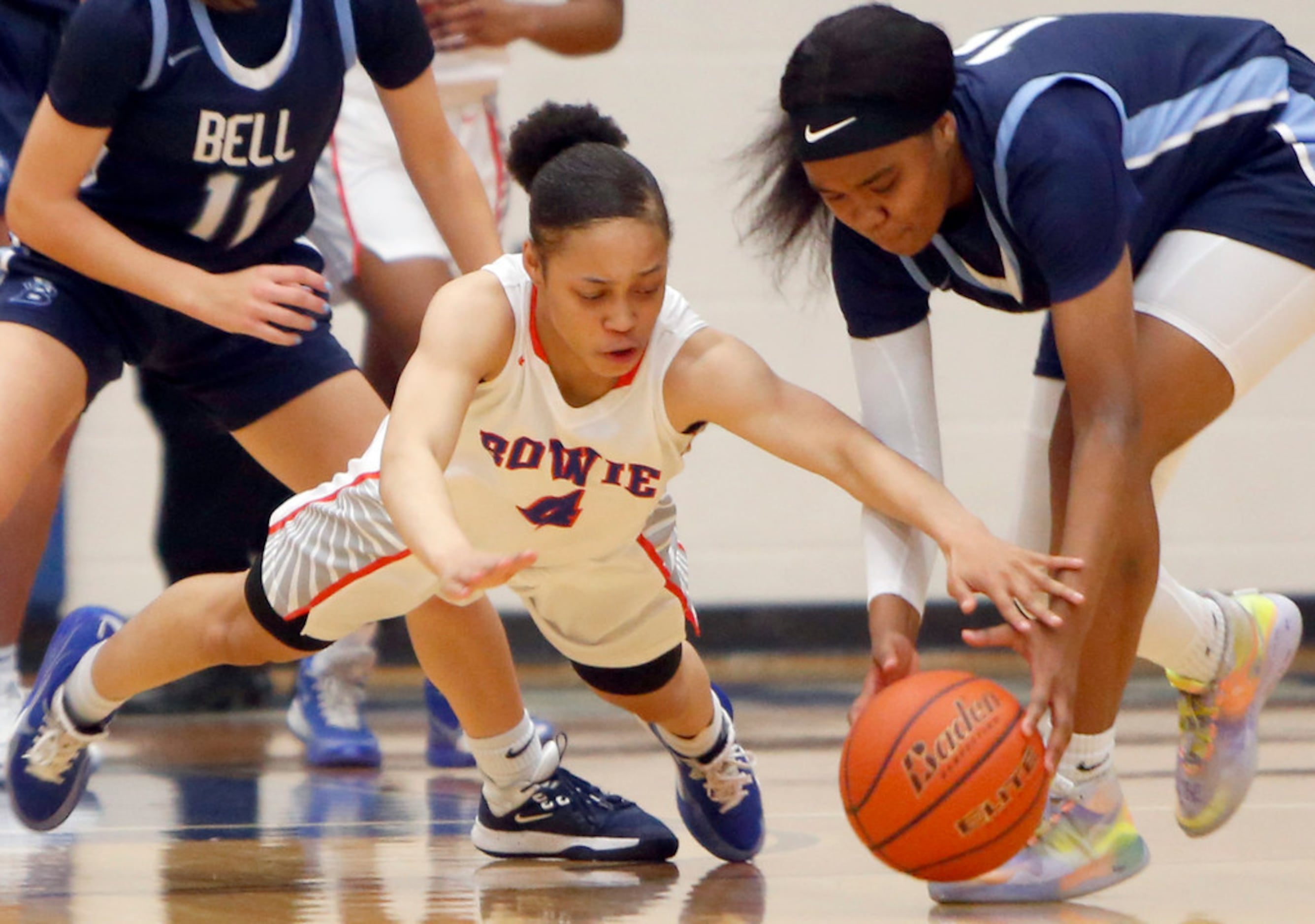 Arlington Bowie guard Alexis Smith(4) lunges as she battles with Hurst L.D. Bell guard Kyla...