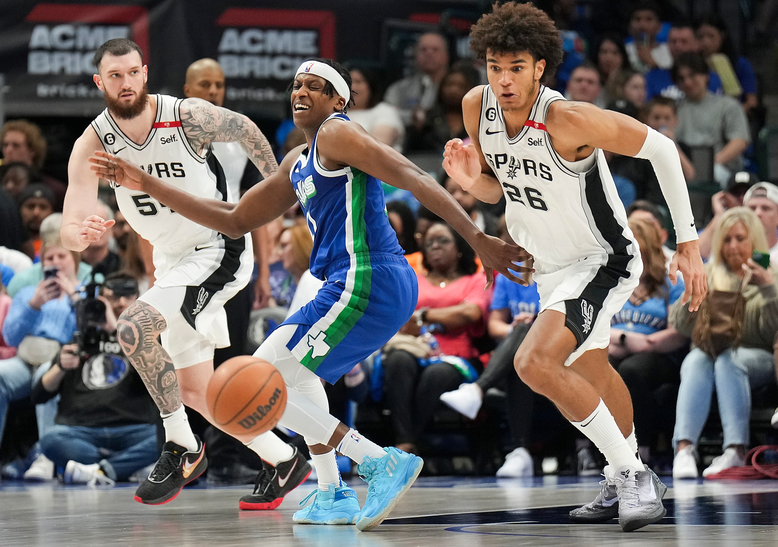 Dallas Mavericks guard Frank Ntilikina (21) turns the ball over to San Antonio Spurs forward...