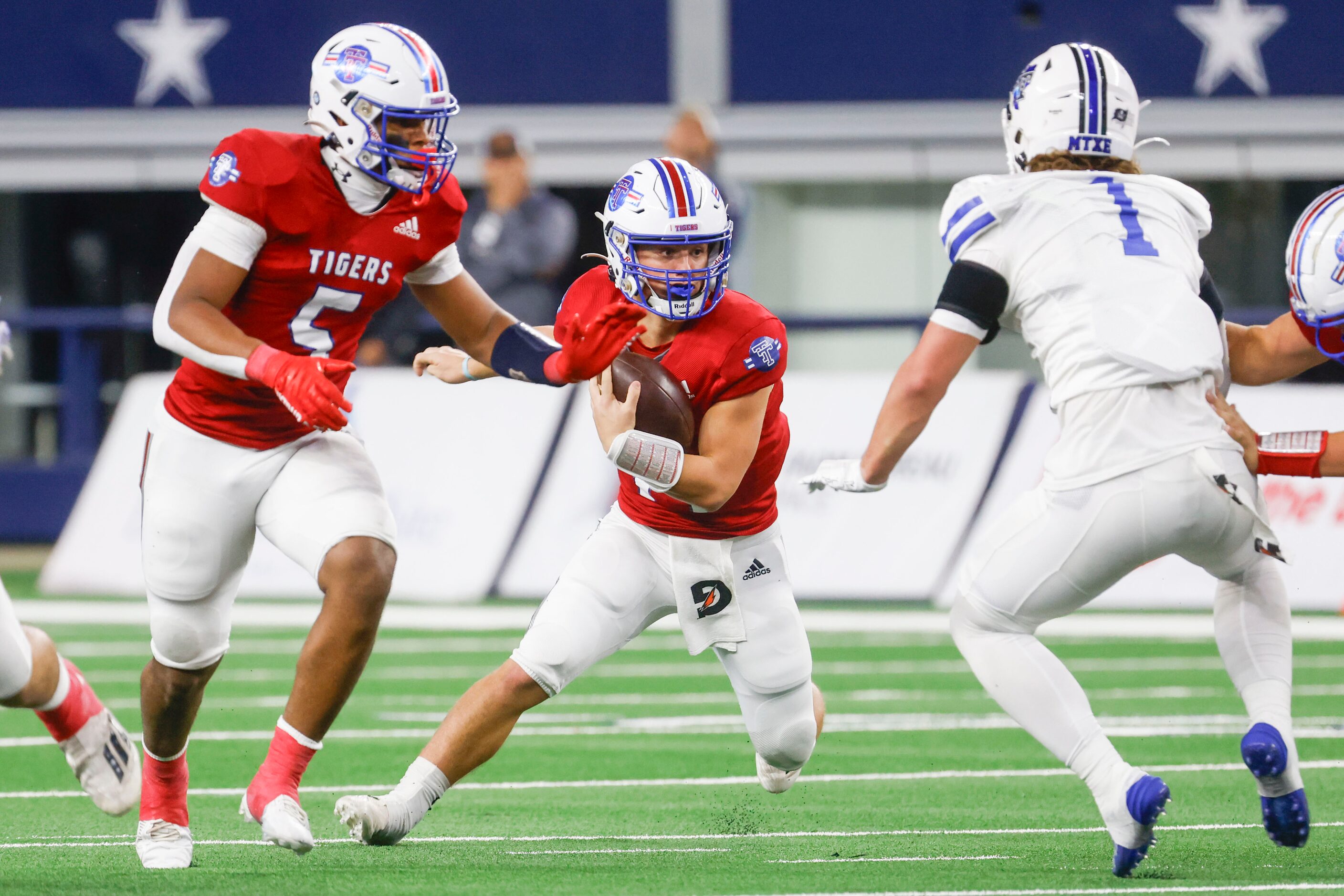 El Maton Tidehaven’s QB Kale Russell (center) runs with the ball during the first half of...